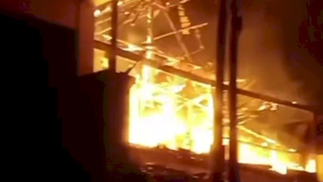 Tangkapan layar kebakaran yang melalap salah satu rumah di Jalan Perintis Kemerdekaan, Makassar, pada Rabu malam (18/2/2026). 