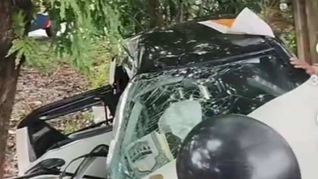 Penampakan mobil istri anggota DPRD Sulsel yang mengalami kecelakaan di Tol Reformasi, Makassar, Sabtu (21/2/2026). (foto: istimewa) 