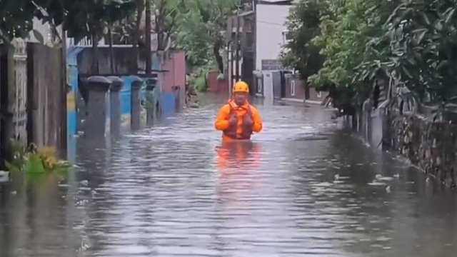 Potret ketinggian air di Kecamatan Panakkukang, Kota Makassar, saat terendam bamjir pada Selasa (24/2/2026). (foto: BPBD Makassar) 