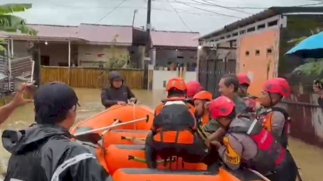 Tim SAR gabungan melakukan evakuasi terhadap lansia yang terjebak di salah satu titik banjir di Kota Makassar, Sulsel. 