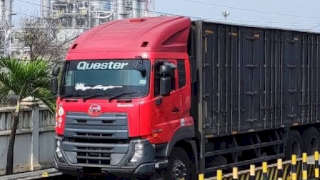 Ilustrasi kendaraan sumbu 3 atau mobil tronton di atas 10 roda. (foto: Astra) 