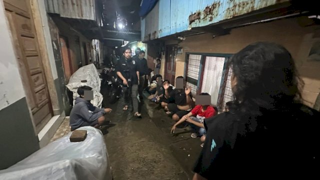 Unit Resmob Polsek Mamajang amankan 6 pemuda terduga pelaku pembuauran di Kecamatan Mamajang, Makassar. 