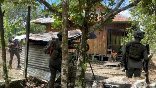 Satgas Operasi Damai Cartenz saat menangkap anggota kelompok kriminal bersenjata (KKB) Meno Heluka. (Foto: Satgas Operasi Damai Cartenz) 