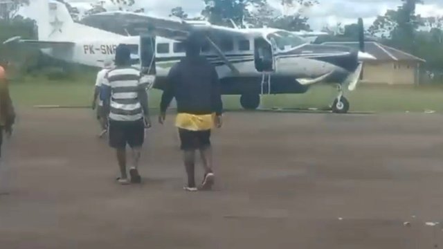 Detik-detik Pesawat Smart Air PK-SNR ditembak KKB. (foto: Istimewa) 