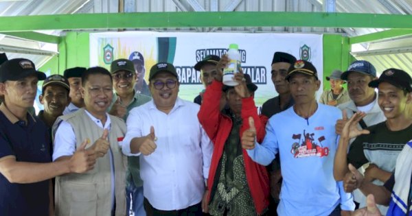 Bupati Takalar Turun ke Sawah Serahkan Bantuan ke 15 Kelompok Tani