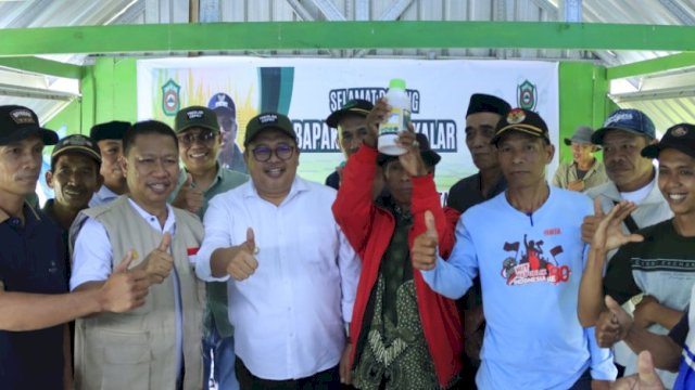 Bupati Takalar Turun ke Sawah Serahkan Bantuan ke 15 Kelompok Tani