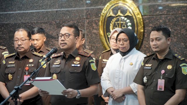 Kepala Kejaksaan Tinggi Sulawesi Selatan, Didik Farkhan Alisyahdi saat mengumumkan status tersangka eks Pj Gubernur Sulsel Bachtiar Baharuddin beserta empat orang lainnya di Kantor Kejati Sulsel, Kota Makassar, Senin (9/3/2026) terkait dugaan korupsi pengadaan bibit nanas. 