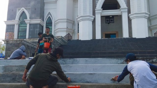 Instruksi Presiden dan Kenyamanan Beribadah, ASN Pemkot Parepare Kompak Benahi Masjid Agung