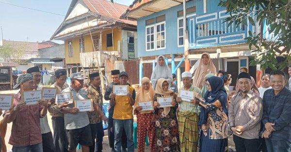 Gubernur Sulsel Salurkan Bantuan bagi 9 Rumah Korban Angin Puting Beliung di Takalar