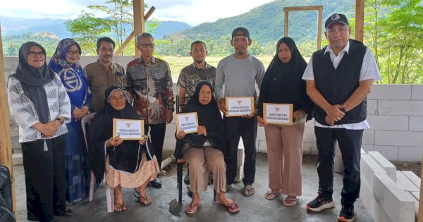 Gubernur Sulsel Salurkan Bantuan Kebencanaan untuk Korban Kebakaran di Bua Luwu