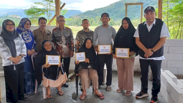 Gubernur Sulsel Salurkan Bantuan Kebencanaan untuk Korban Kebakaran di Bua Luwu