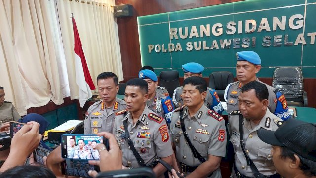 Kabidpropam Polda Sulsel didampingi oleh Kabid Humas Polda Sulsel Kombes Pol Didik Supranoto usai sidang kode etik terhadap dia persinil Polres Toraja Utara di Mapolda Sulsel, Selasa (10/3/2026). (foto: Istimewa) 