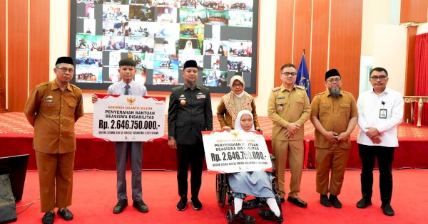 Gubernur Andi Sudirman Serahkan Beasiswa Rp5 Miliar untuk 3.400 Siswa SLB se-Sulsel