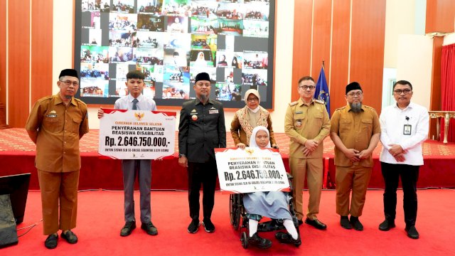 Gubernur Andi Sudirman Serahkan Beasiswa Rp5 Miliar untuk 3.400 Siswa SLB se-Sulsel