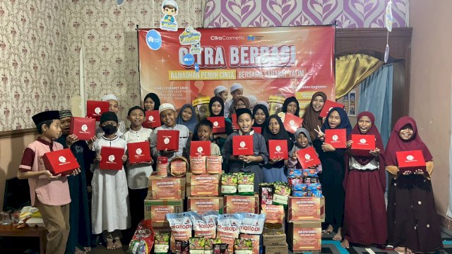CitraCosmetic membagikan bingkisan kepada anak Yatim. 