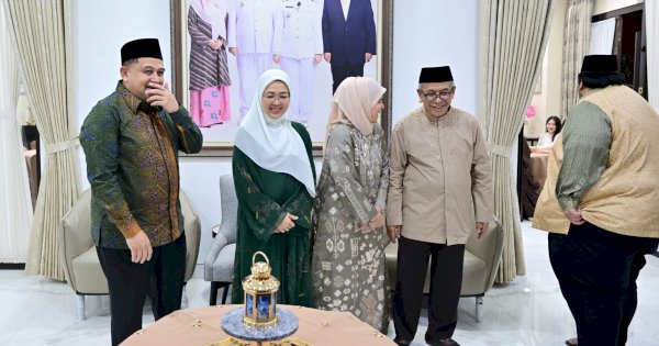 Wali Kota Munafri Bersama Ketua TP PKK Sambut Warga Bersilaturahmi di Rujab
