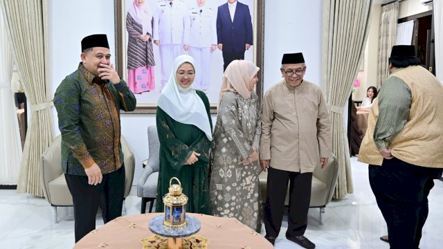 Wali Kota Munafri Bersama Ketua TP PKK Sambut Warga Bersilaturahmi di Rujab