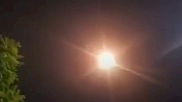 Tangkapan layar serangan rudal Iran yang menghantam fasilitas nuklir Israel. 