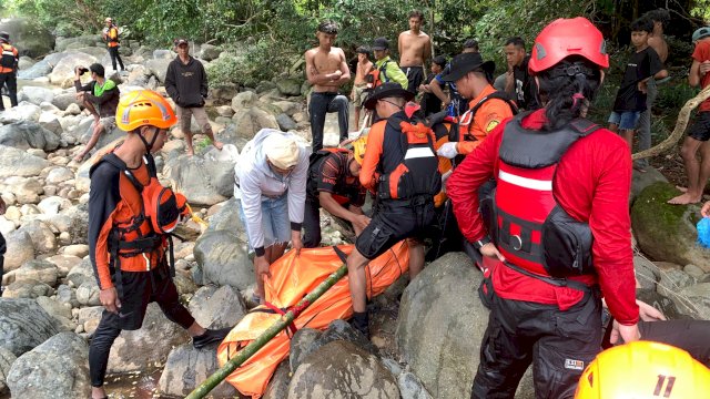 Salah satu korban terseret air bah di Sungai Kalimborang, Maros ditemukan. (Foto: Basarnas Makassar) 