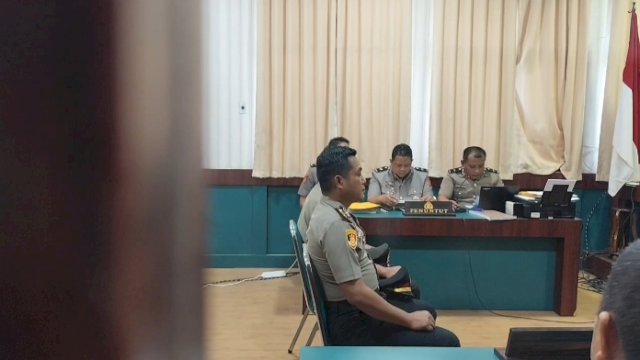 Kasat Narkoba AKP AE dan Kanit Satnarkoba Aiptu N Polres Toraja Utara duduk di kursi pesakitan dalam sidang kode etik di Mapolda Sulsel, Kamis malam (5/3/2026). (foto: Abatanews.com) 