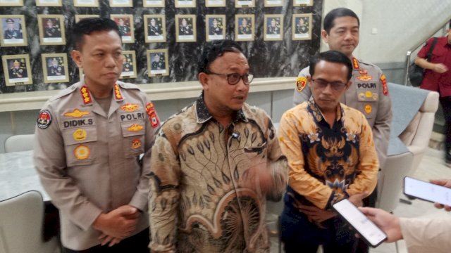 Anggota Kompolnas Mochammad Choirul Anam saat ditemui di Mapolda Sulsel, Kamis (5/3/2026). (foto: Abatanews.com) 