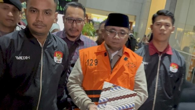 Mantan Menteri Agama Yaqut Cholil Qoumas saat resmi ditahan KPK terkait dugaan korupsi kuota haji. (foto: Kompas.com) 