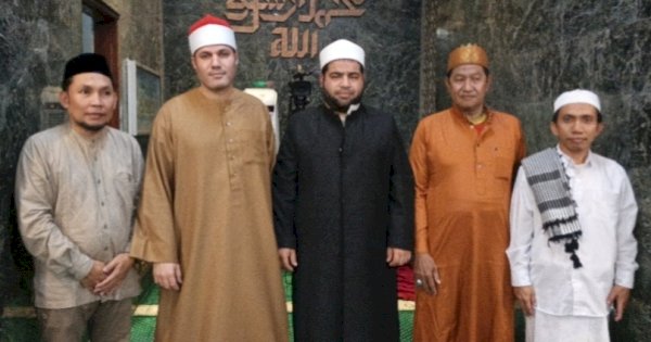 Ulama Al-Qur’an Mesir Pimpin Tarawih Di Masjid Al-Markaz Makassar