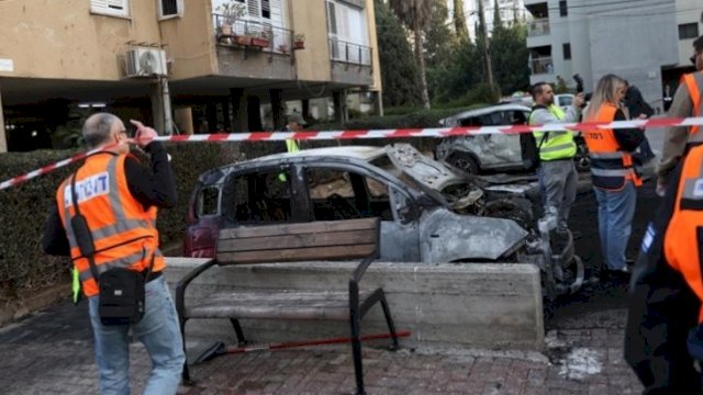 Petugas memeriksa lokasi jatuhnya rudal Iran di Kota Tel Aviv yang melukai enam orang. (Foto: Anadolu) 