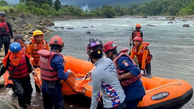 Tim SAR Gabungan menemukan dan mengevakuasi korban kedua yang terseret air bah di Sungai Kalimborang, Maros, pada Selasa (31/3/2026). (Foto: Basarnas Makassar) 