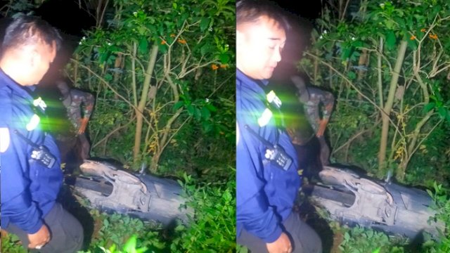 Personel Bhabinkamtibmas Polsek Manggala di Kelurahan Bitowa Aiptu Arham bersama petugas SPKT Aiptu Junardi saat mendatangi lokasi temuan motor ditemukan di area lahan pekuburan Bitowa, Kelurahan Bitowa, Kecamatan Manggala, Makassar. 