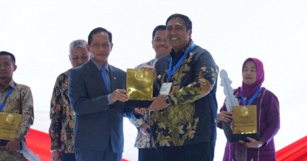 Kelola Kebersihan dengan Baik, Kabupaten Maros Raih Plakat Sertifikat Menuju Kabupaten Bersih 2026