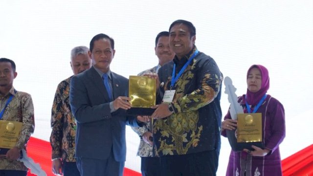 Kelola Kebersihan dengan Baik, Kabupaten Maros Raih Plakat Sertifikat Menuju Kabupaten Bersih 2026