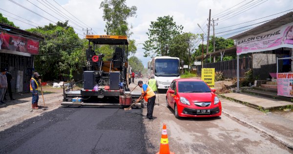 Jalan Poros Pattalasang Mulai Diperbaiki, Warga Sampaikan Terima Kasih kepada Pemprov Sulsel