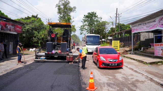 Jalan Poros Pattalasang Mulai Diperbaiki, Warga Sampaikan Terima Kasih kepada Pemprov Sulsel