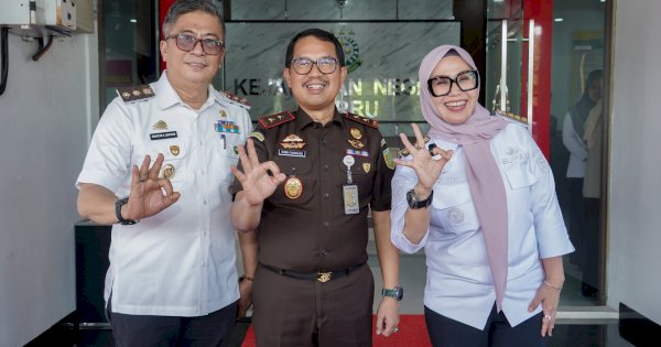 Sinergi Perkuat Penegakan Hukum, Pemkab Barru Serahkan Hibah Asrama Untuk Kejari