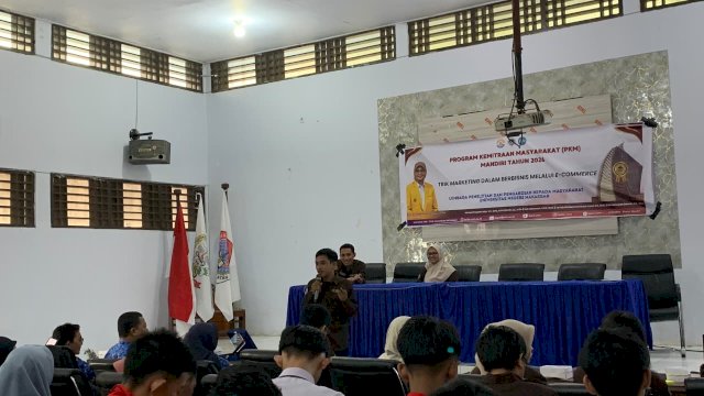 Tim PKM UNM Latih Siswa SMK Negeri 4 Gowa Trik Marketing E-Commerce