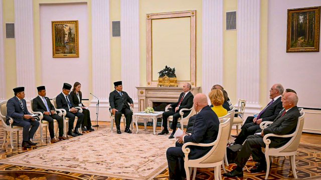 Presiden Republik Indonesia, Prabowo Subianto, mendapat sambutan hangat dari Presiden Federasi Rusia, Vladimir Putin, saat melakukan pertemuan di Istana Kremlin, Moskow, pada Senin, 13 April 2026. (Foto: BPMI Setpres)