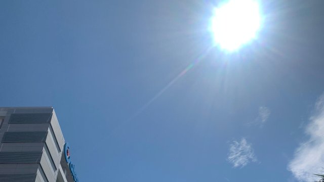 Kondisi cuaca di Makassar pada Jumat siang (17/4/2026). (Foto: Abatanews.com) 