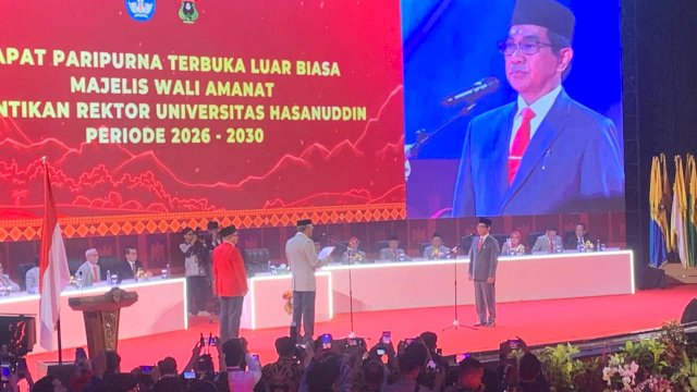 Prof Jamaluddin Jompa saat dilantik sebagai Rektor Unhas periode 2026-2030 di Baruga AP Pettarani, Kampus Unhas, Senin (27/4/2026). (Foto: Abatanews.com) 