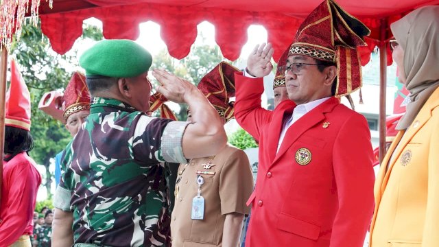 Rektor Universitas Hasanuddin, Prof Jamaluddin Jompa saat dikukuhkan sebagai Warga Kehormatan Kodam XIV/Hasanuddin oleh Pangdam XIV/Hasanuddin Mayjen TNI Bangun Nawoko, berlokasi di Makodam, Jalan Urip Sumoharjo, Makassar, Selasa (28/4/2026).