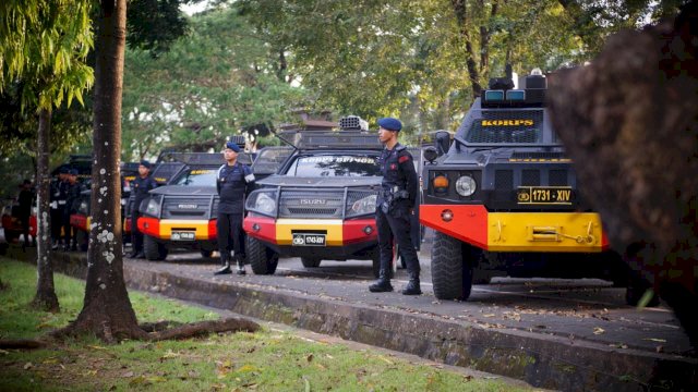 Barisan Kendaraan Rantis disiagakan saat peringatan Hari Buruh Internasional di Makassar. (Foto: Istimewa) 