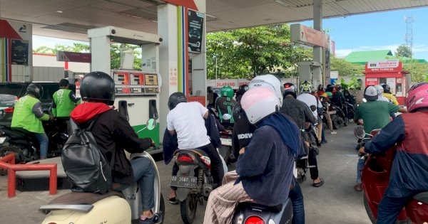 BBM Dipastikan Tak Naik, Kendaraan Masih Menumpuk di Sejumlah SPBU Makassar