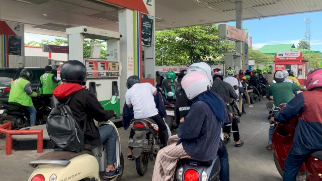 Antrean panjang kendaraan roda dua di SPBU, Jalan AP Pettarani, Makassar, Rabu (1/4/2026). (foto: Abatanews)