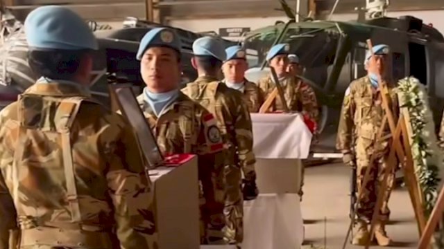 Tiga jenazah anggota TNI yang tergabung dalam misi perdamaian bersama United Nations Interim Force in Lebanon (UNIFIL) yang sebelumnya tewas terkena ledakan misil Israel di Lebanon telah bertolak dari Turki menuju Bandara Internasional Soekarno-Hatta atau Cengkareng, Tangerang, Banten. (Foto: Instagram @unifil_official) 