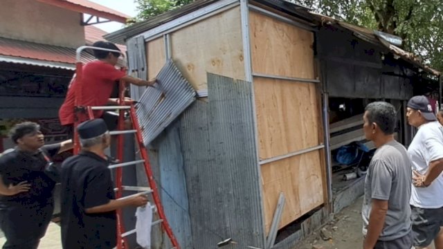 Berdiri 5 Tahun di Atas Drainase, Pemkot Makassar Tertibkan Tiga Lapak di Tallo