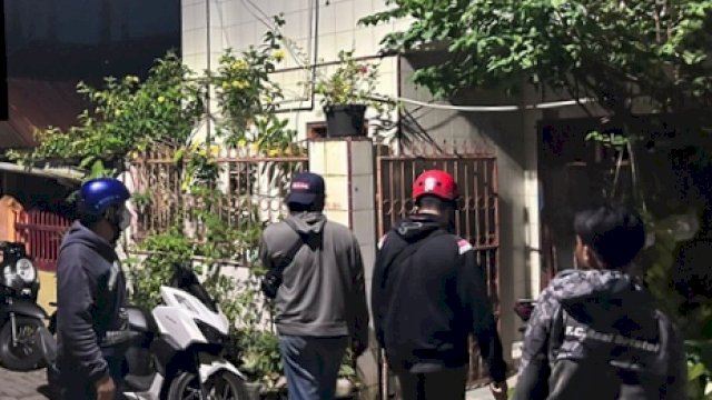 Unit Resmob Polsek Rappocini, Polrestabes Makassar saat akan menangkap salah satu terduga pelaku penyerangan di Jalan Emmy Saelan III, Makassar. (Foto: Polsek Rappocini) 