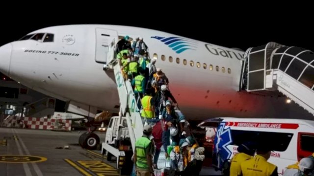 Jemaah Haji embarkasi Makassar jelang berangkat ke Arab Saudi menggunakan Pesawat Garuda Indonesia. (Foto: Kemenag Sulsel) 