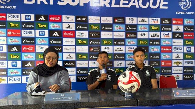 Asisten Pelatih PSM Makassar, Ahmad Amiruddin (tengah) saat menghadiri sesi jumpa pers. (Foto: Istimewa) 