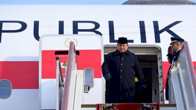 Presiden Republik Indonesia Prabowo Subianto tiba di Bandara Vnukovo-2 di Moskow, Rusia pada Senin (13/4/2026). (BPMI Sekretariat Presiden) 