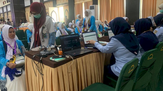 Jemaah Calon Haji Embarkasi Makassar saat pemeriksaan urine untuk menentukan kehamilan sebelum berangkat ke Arab Saudi. (Foto: Abatanews.com) 